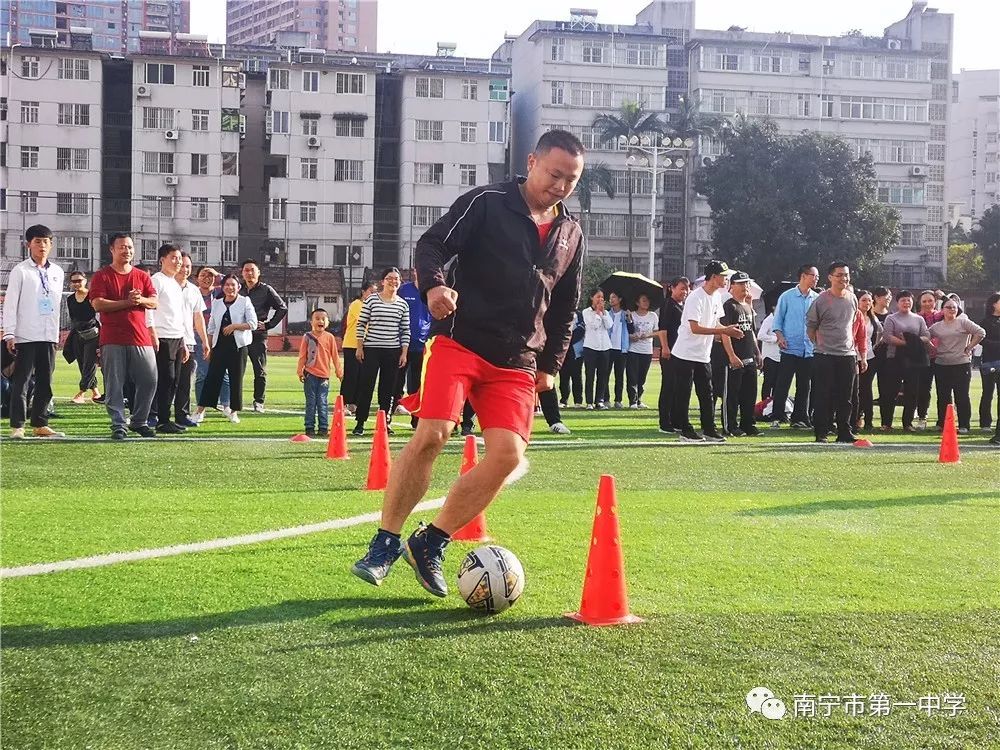 足球绕桩接力:看我的!