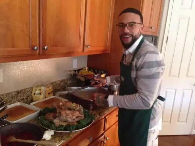 李薇和弟弟,母亲李继红和继父姚刚一起搬到了加州硅谷,2000年成为美国