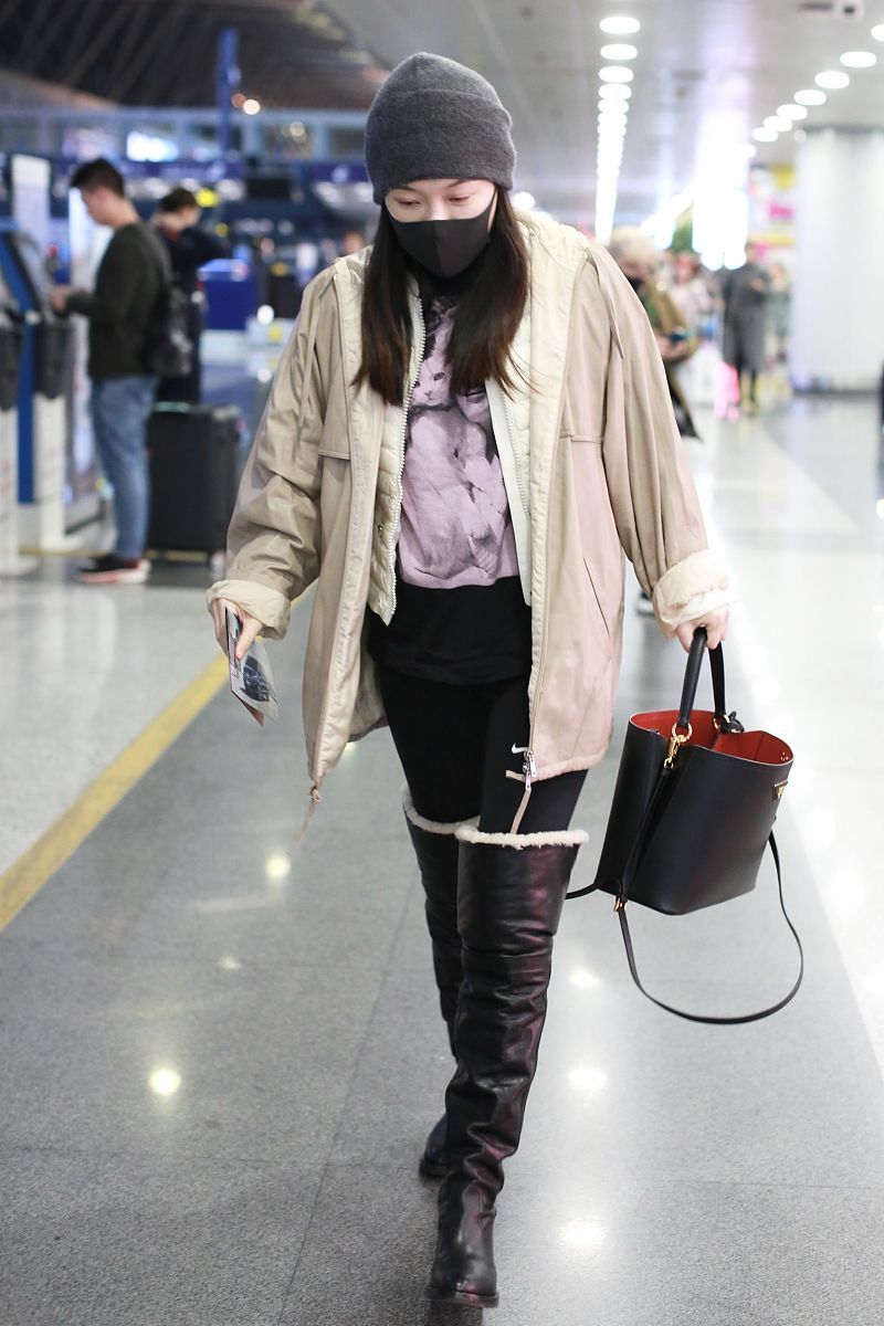 原创39岁霍思燕戴毛线帽认真过冬,看到脚上的长靴,原谅我不懂时尚了