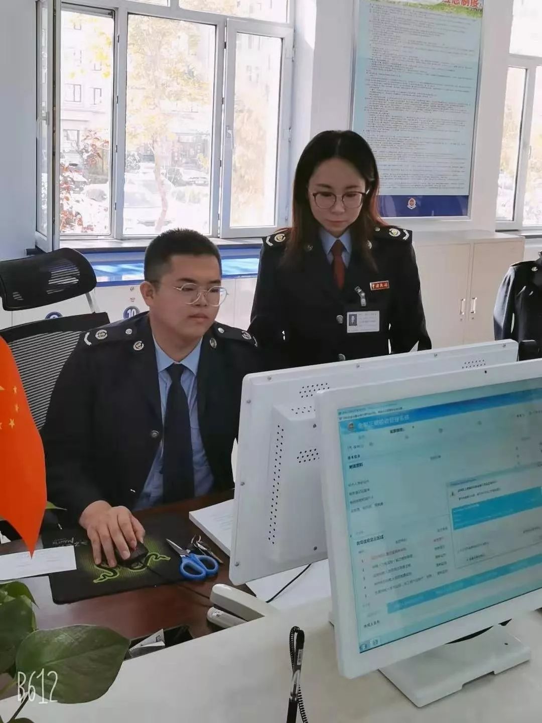 "工装"是我们最美的衣裳,"微笑"是我们最美的表情