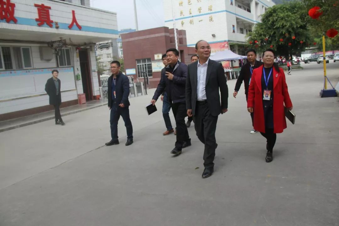 黄振文常委,陈向荣局长到靖西二中指导中高考备考工作