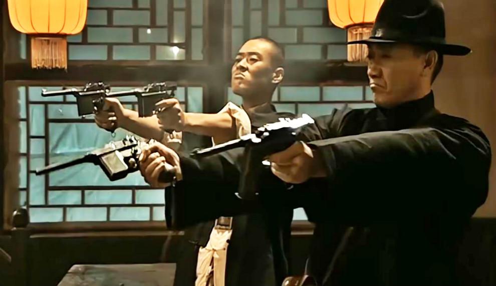 李云龙魏大勇楚云飞孙铭,四个人八把驳壳枪,谁的持枪手法正确?