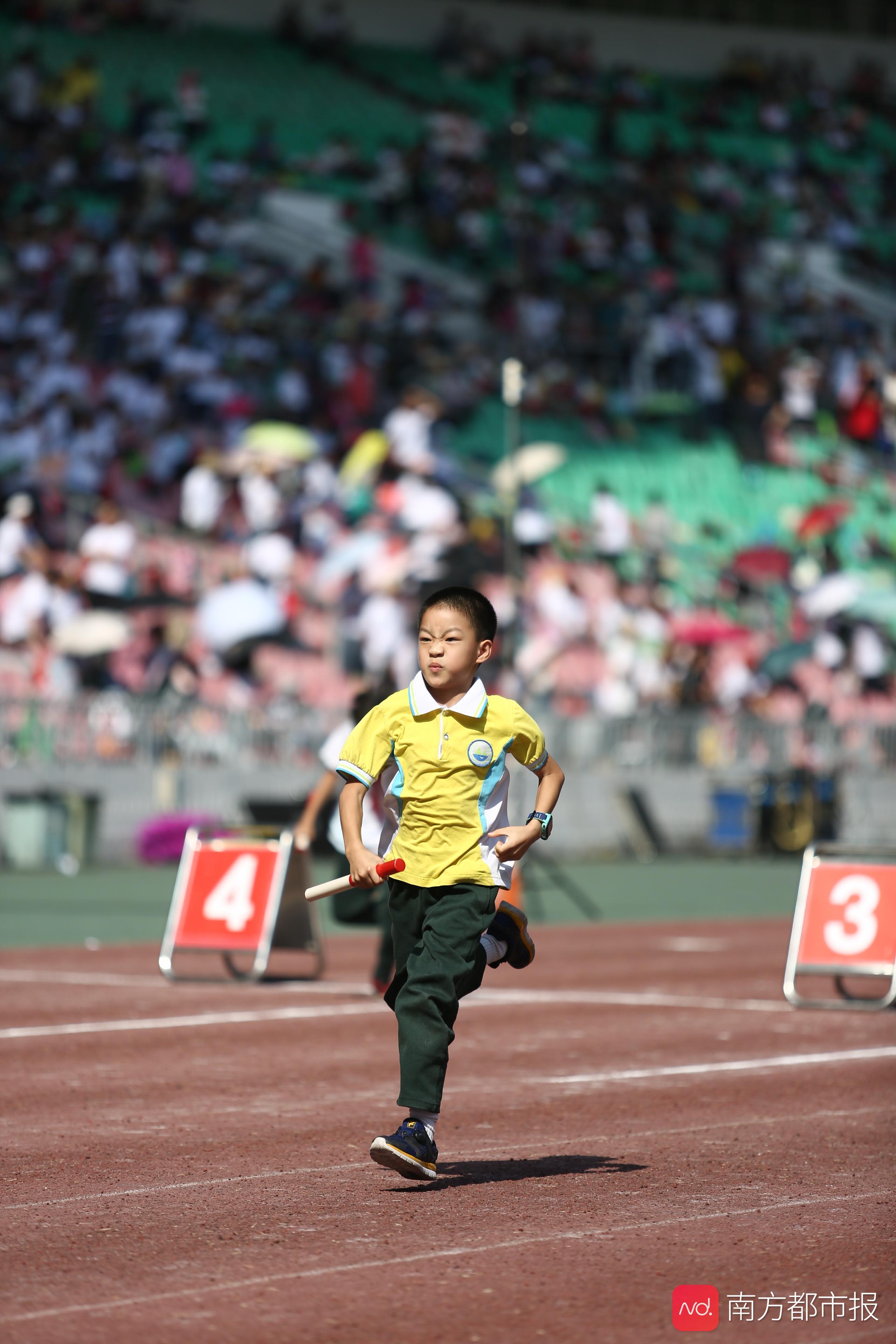 华景小学运动会高清图:接力赛