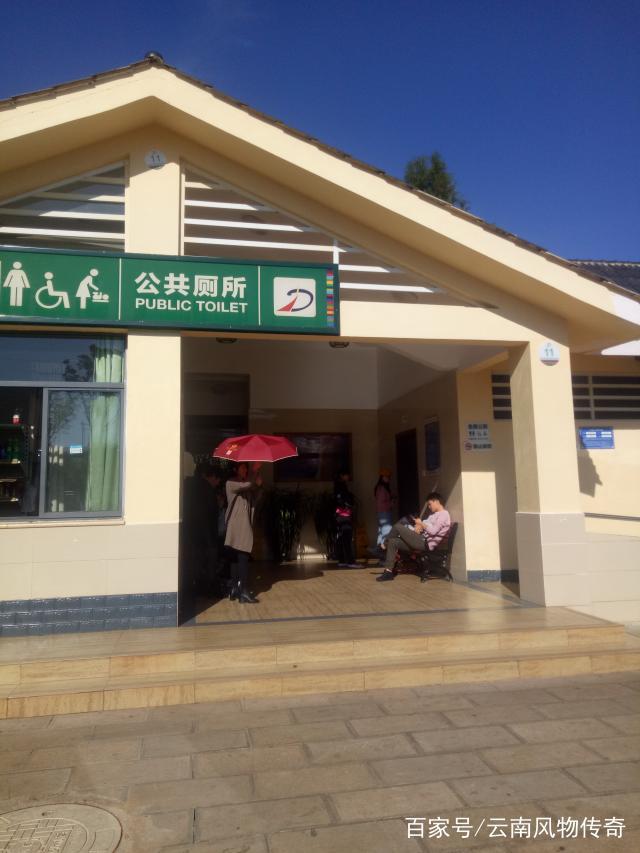 滇池海埂公园的星级旅游公共厕所随行的狗狗也等不及无性别公厕是大