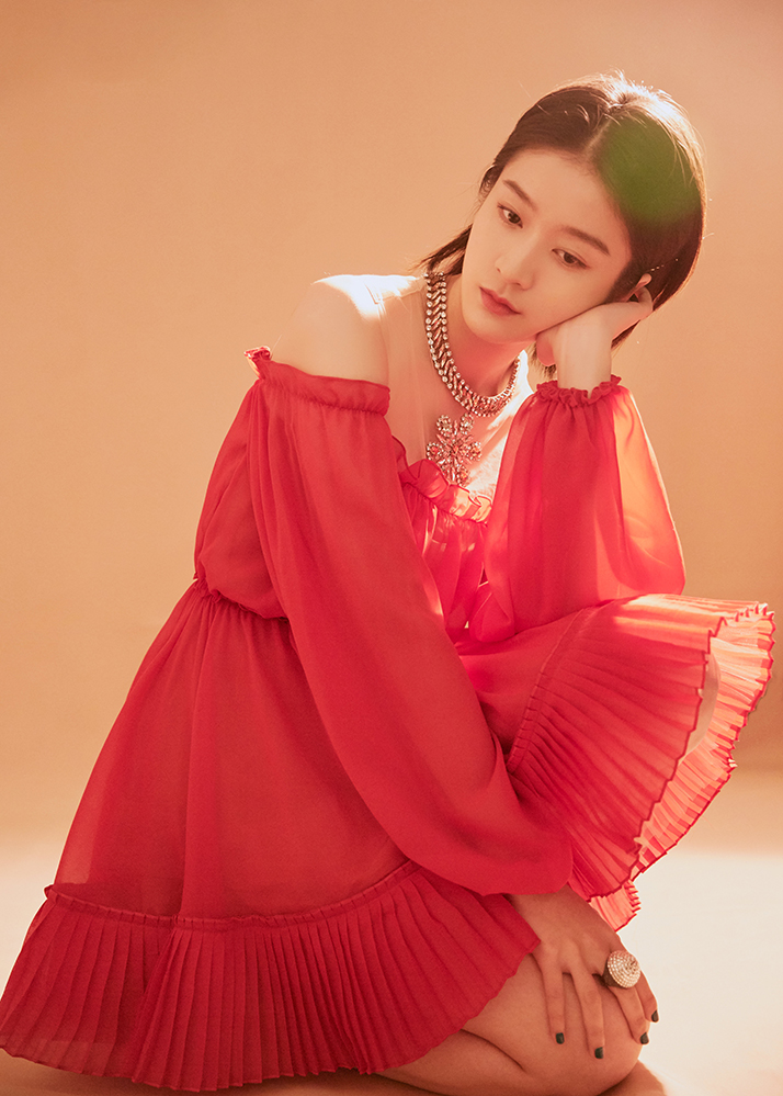 张雪迎红裙装扮变化调皮公主满身珠光宝气尽显奢华