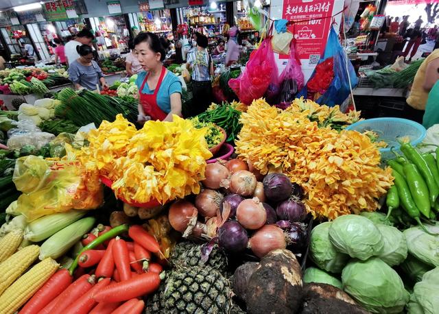 海南东方菜市场:四季都是夏天,不知蔬菜有淡季,鲜花菠萝上餐桌