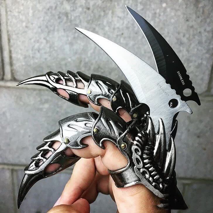 指刃:一种固定在手指部位的奇异武器,指刃有着锋利的刀刃和尖锐的棱角