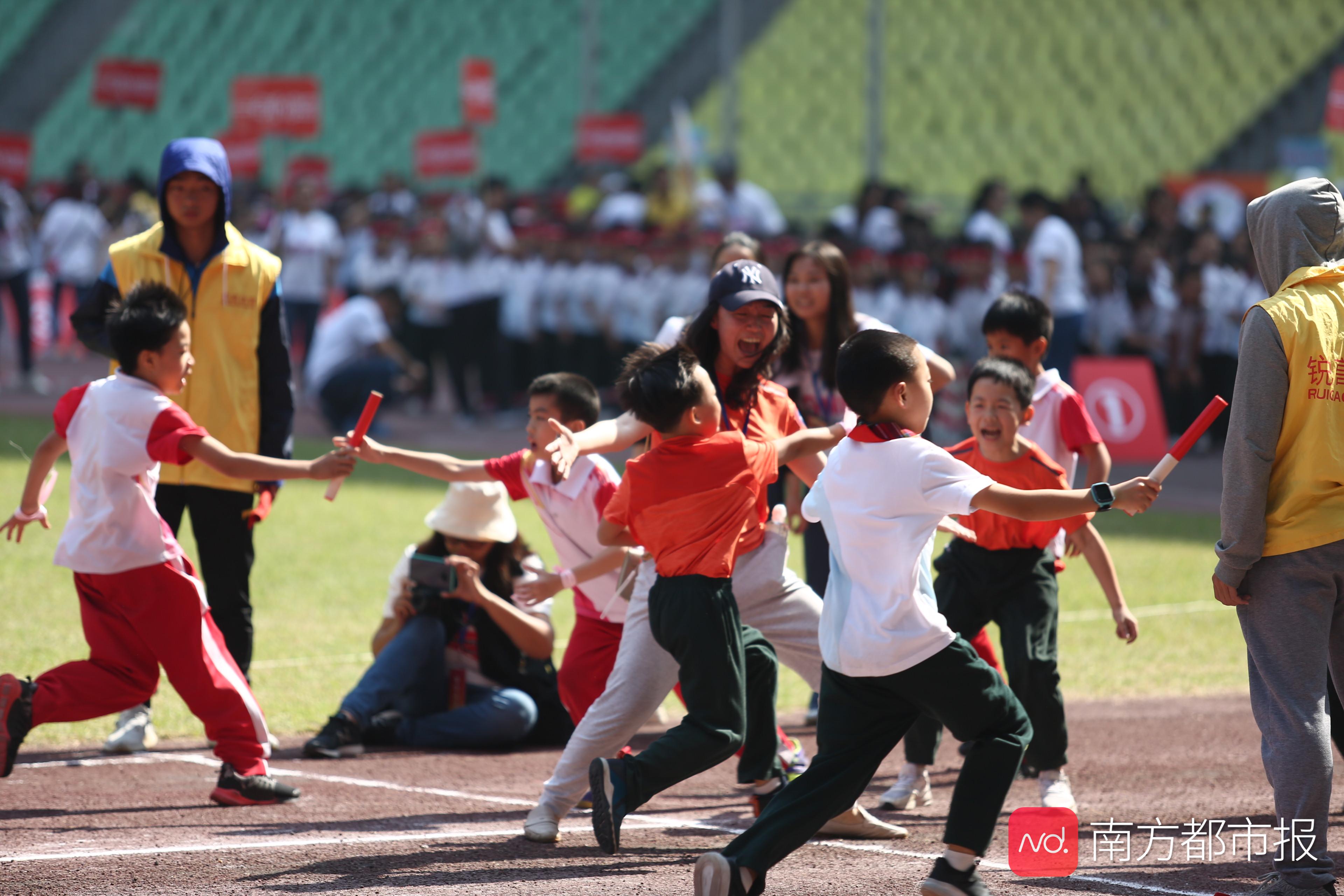 华景小学运动会高清图:接力赛
