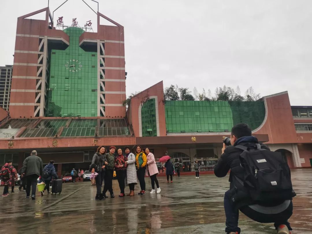 刚刚最后一个旅客走出车站遵义老火车站谢幕