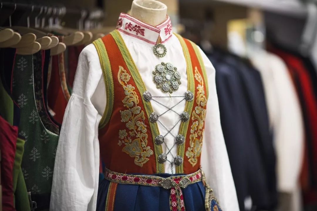 《冰雪奇缘2》服装设计稿大揭秘!(穿着高定的elsa和anna太美了)