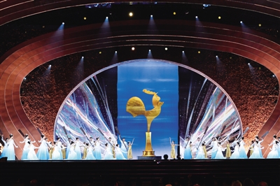 恰逢中华人民共和国成立70周年,第28届中国金鸡百花电影节坚持以思想