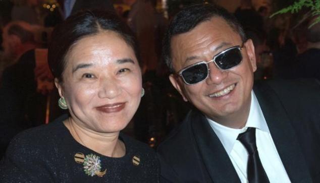 因为最近在网上有一组他和老婆的合照,当时照片中的王家卫穿着一身