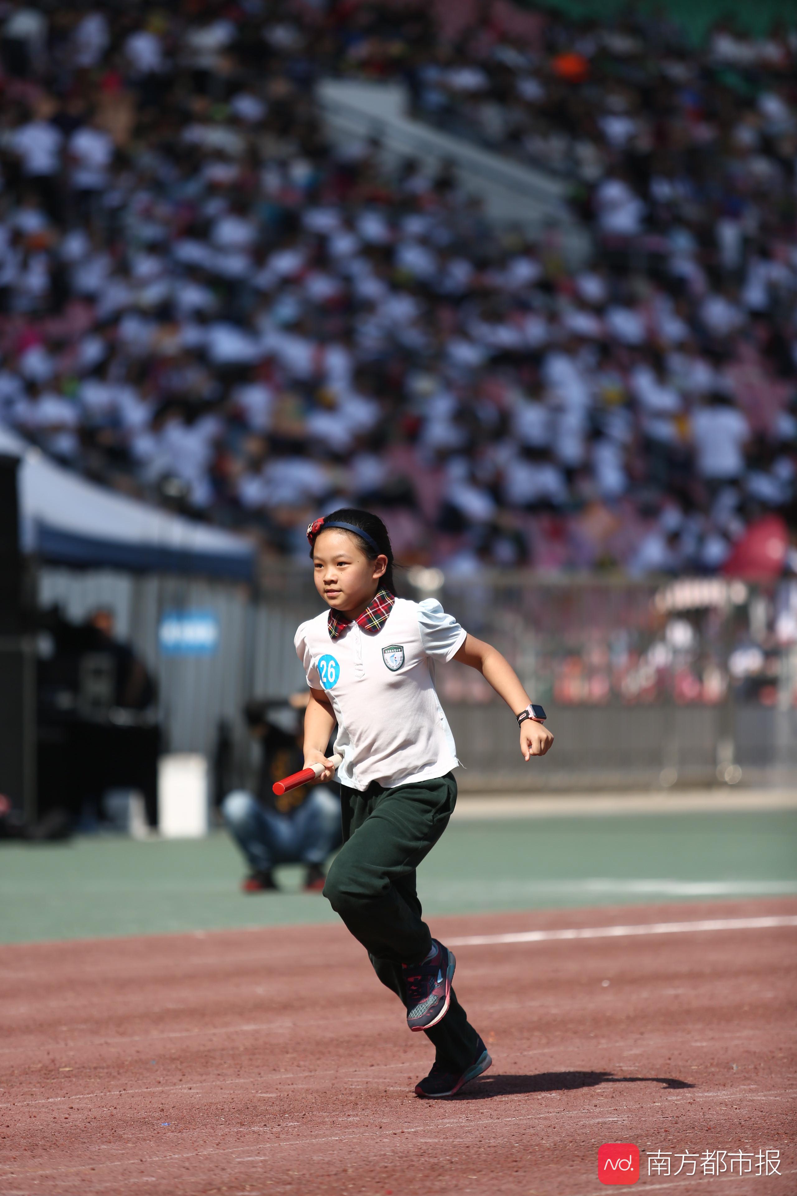 华景小学运动会高清图:接力赛