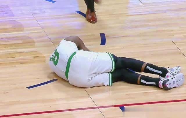 在波士顿凯尔特人和丹佛掘金队的比赛中,凯尔特人队的核心肯巴·沃克