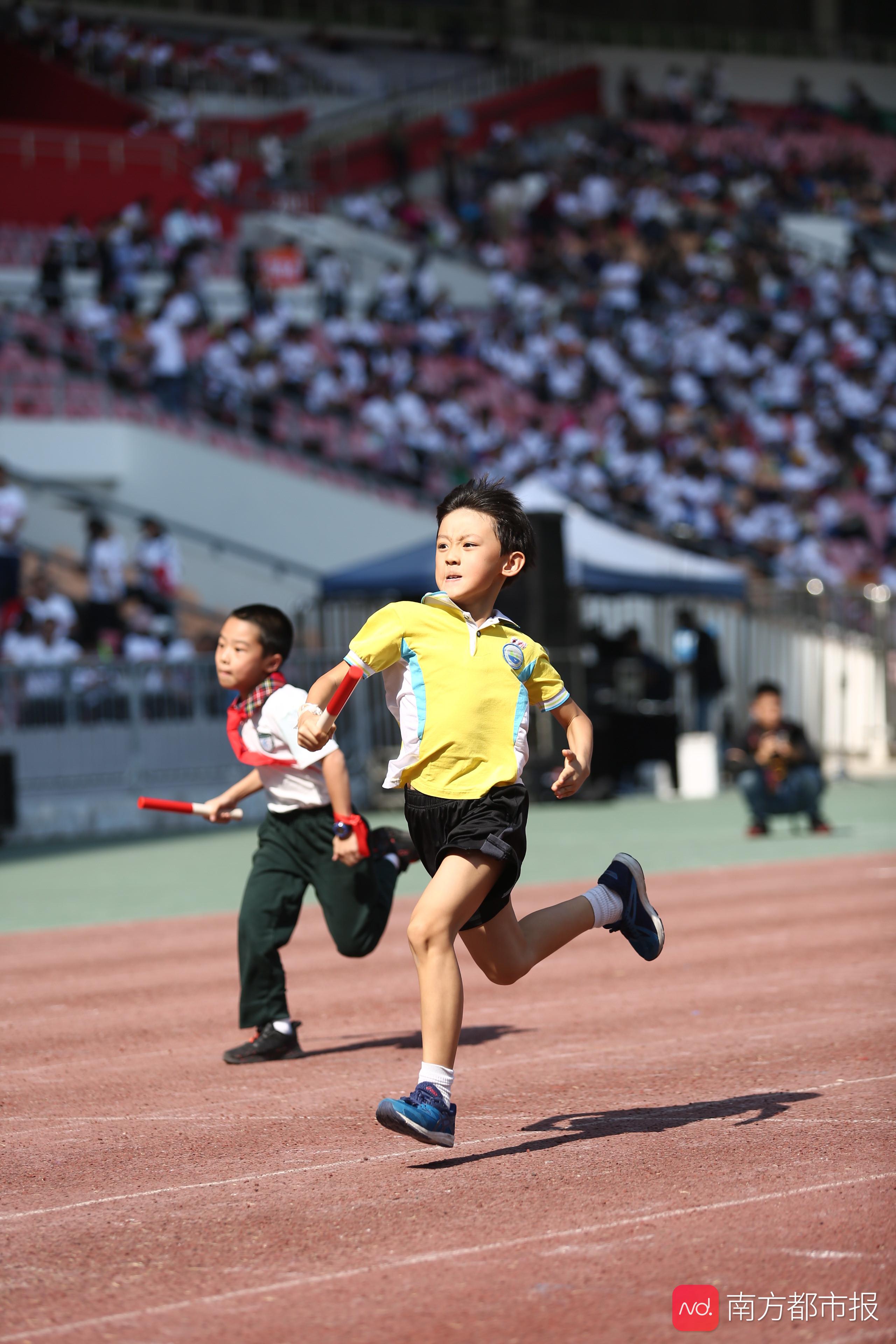 华景小学运动会高清图 接力赛