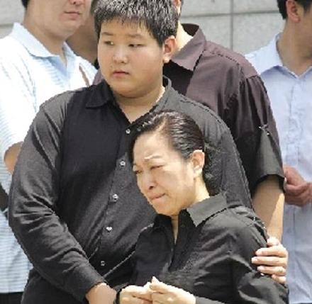 曾是"央视一哥",因淋巴癌与世长辞,今去世10个年头铜像却