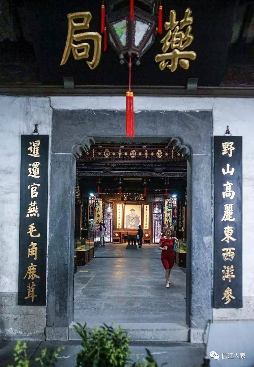 进胡庆余堂门楼,可见上端横卧一方"药局"匾,两边对联"野山高丽东西