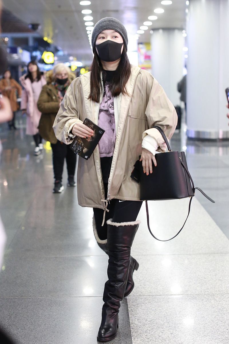 39岁霍思燕戴毛线帽认真过冬,看到脚上的长靴,原谅我不懂时尚了