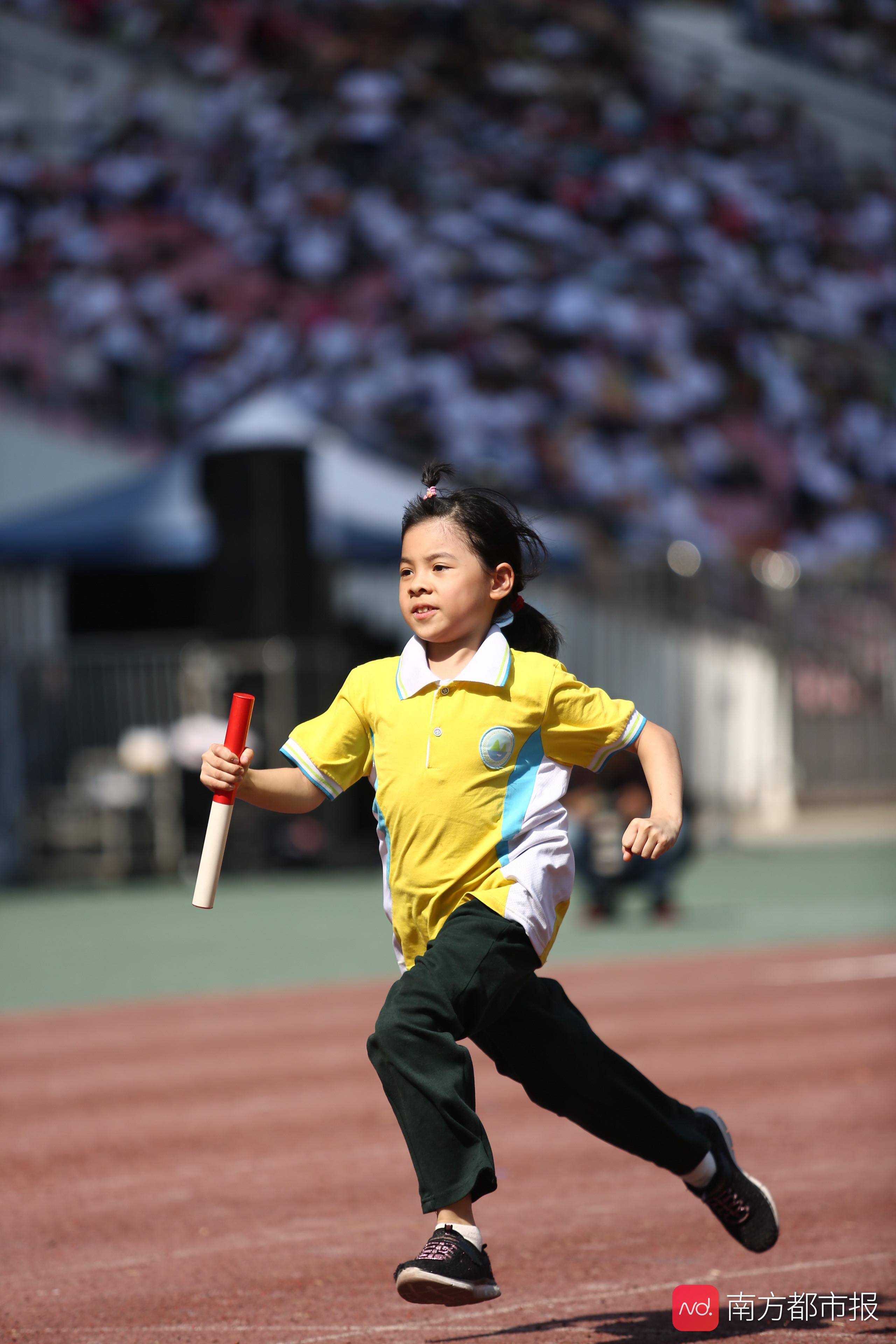 华景小学运动会高清图:接力赛