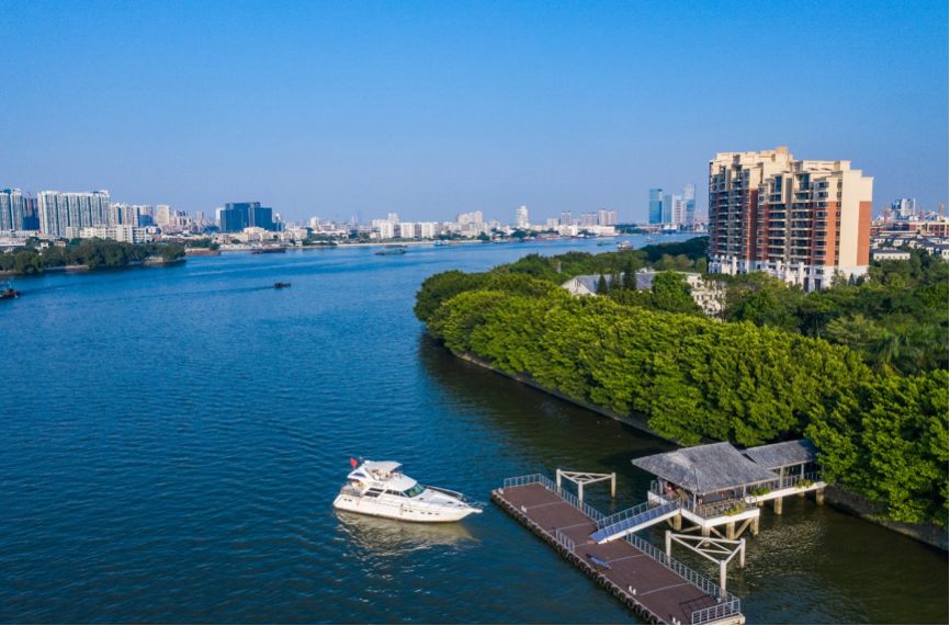 仅有单边江景的滨江东和三江汇聚的白鹅潭,在四江汇聚的洛溪岛面前