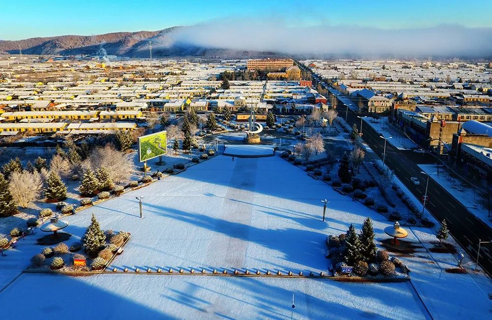 今年的第一场冬雪如期而至,清早升起无人机,鸟瞰湿地小镇---松岭,山峦