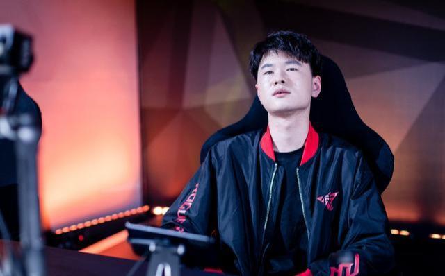 侠取得了胜利,在恭喜estar的同时,舆论又掀起了声讨rw侠花满楼的节奏