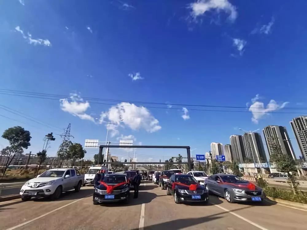 呈黄路新320国道主线桥试通行啦!_昆明