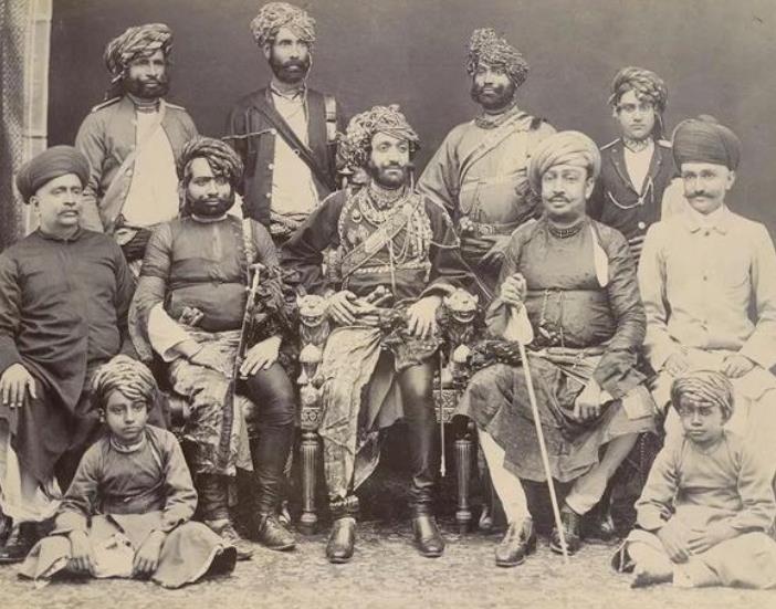 古代的印度王子出游,每次都会动用几十头身披珠宝皇家的大象,甚至仆人