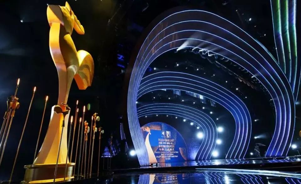 金鸡奖颁奖典礼暨第28届中国金鸡百花电影节闭幕式昨晚在厦门震撼闭幕