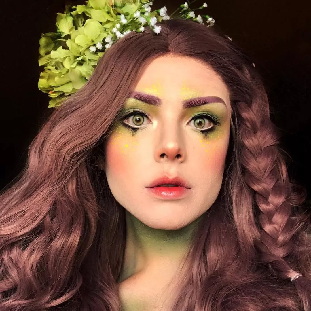 在12岁时就完成了人生第一个仿妆极有化妆天分的他当迪士尼公主仿佛一