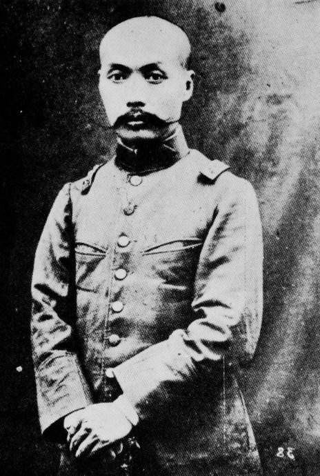 罗佩金毕业于云南高等学堂,因为在学校里和同学讨论时政遭到开除.