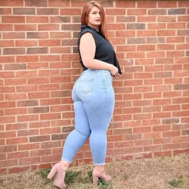 荷兰大码模特坚持塑形粗腿肥臀不显胖好身材获大家喜爱