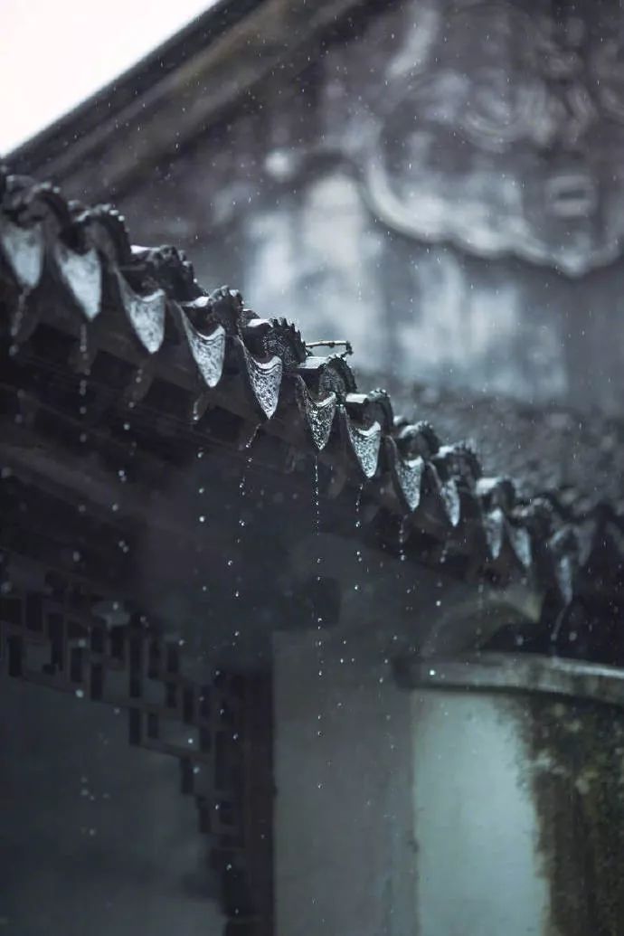 罗小山对灯而叹,闭口如钳.于是嫠妇下泪,壮士抚髯.