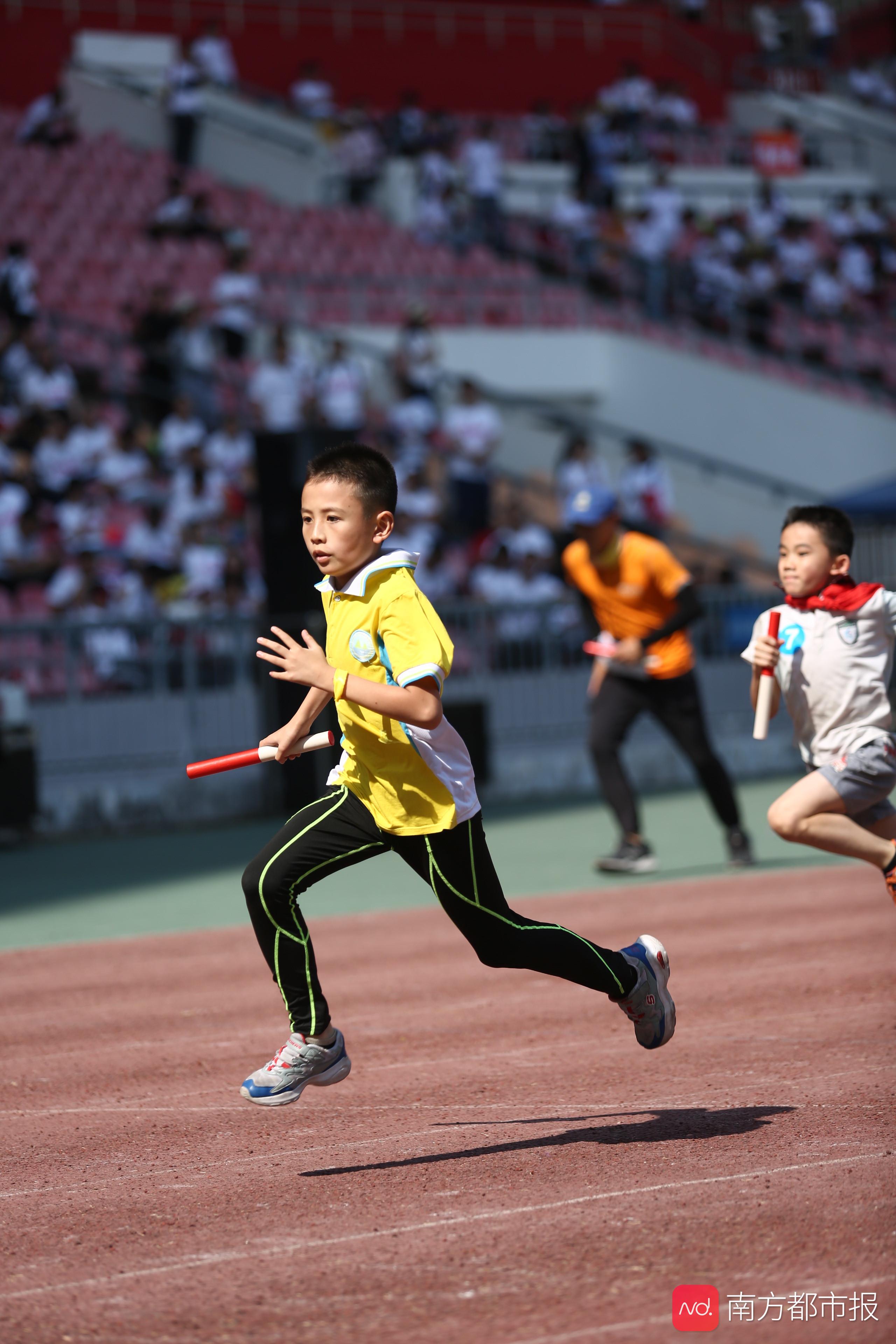 华景小学运动会高清图:接力赛