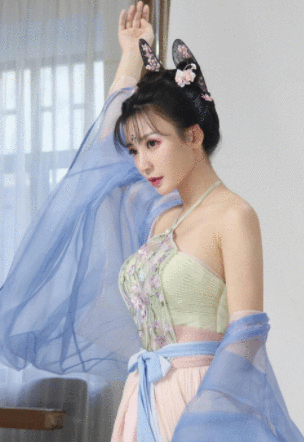 不过要说到哪个女明星穿肚兜最经典的话,那么大概就是佟丽娅了吧?