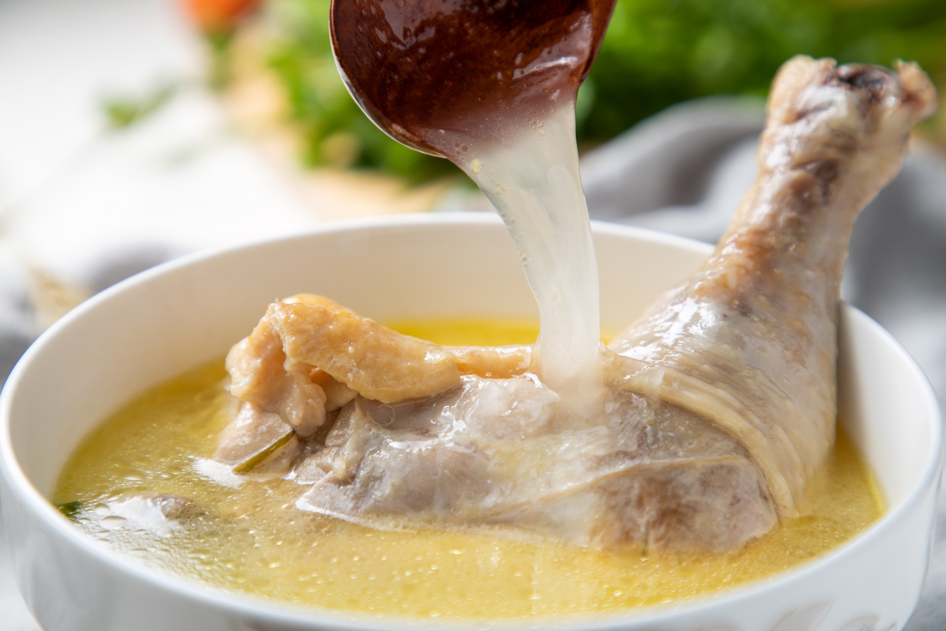 要想做出一道美味可口的鸡汤首先需要准备适量鸡肉,生姜,葱段,料酒,盐