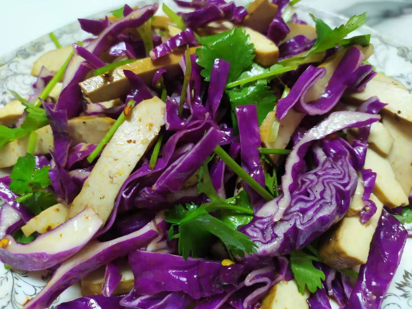 凉拌紫甘蓝豆腐干,是一道非常爽口的快手凉拌菜,不仅操作简便,而且