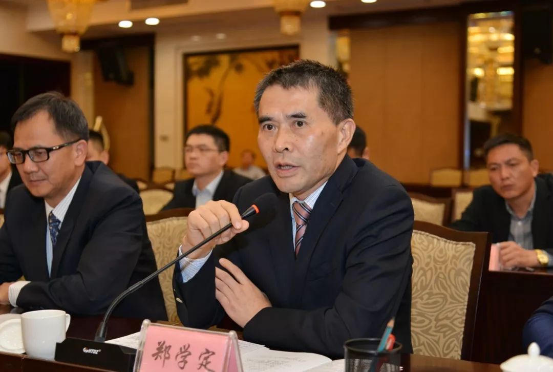 郑学定代表深圳市定南商会向我县捐赠了100400元百企帮百村帮扶基金.