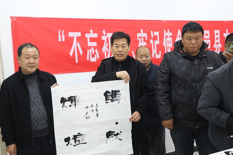 原创不忘初心牢记使命鹿邑县文联组织书画名家走进产业集聚区