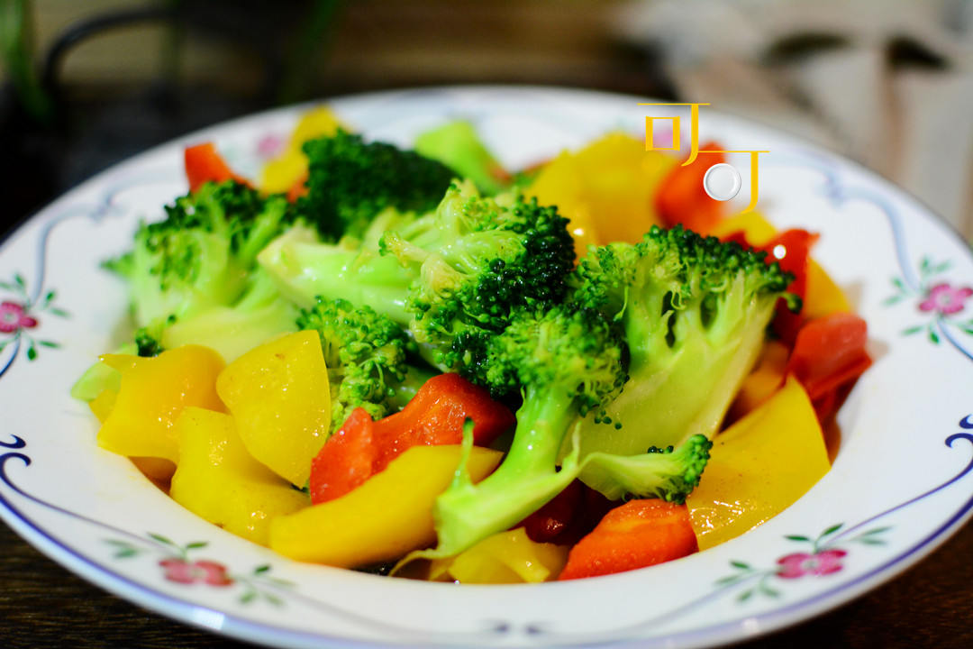 【彩椒炒西兰花】 主料:西兰花半个250克,红椒半个,黄椒半个 辅料:油