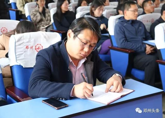 邓州市一高中特邀时代楷模张玉滚到校作先进事迹报告