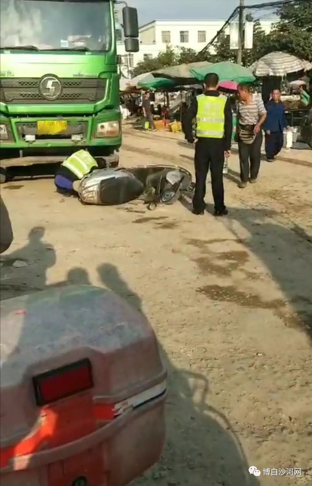 沙河街一大货车撞倒电动车,伤者