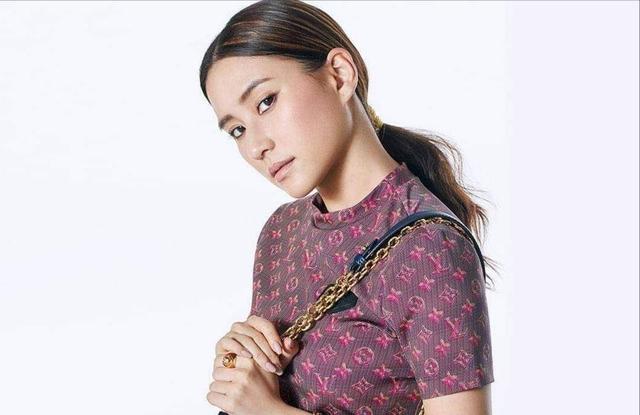 何超莲不顾千金形象?为拍美照她做出了这个姿势,粉丝:太接地气_奚梦瑶