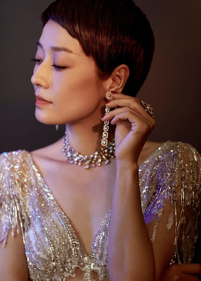 马伊琍绝美写真曝光 金色流苏露背裙华丽闪耀
