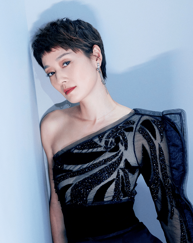 马伊琍越来越有魅力,连衣裙只有薄薄的一层,让人分不清哪是肌肤