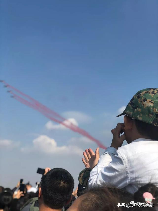 聽專家講座——《現代兵器》讀者空軍航空開放參觀活動豐富多彩_宜昌