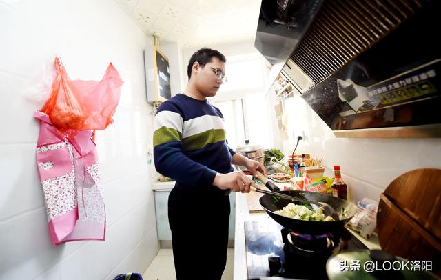 "孝心男孩"带着父亲上学上班4年有余,你养我长大我陪你变老