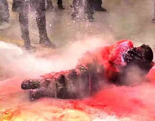 看不下去!云南4个伴娘大街上遭婚闹,被捆树上撒面粉,泼冷水