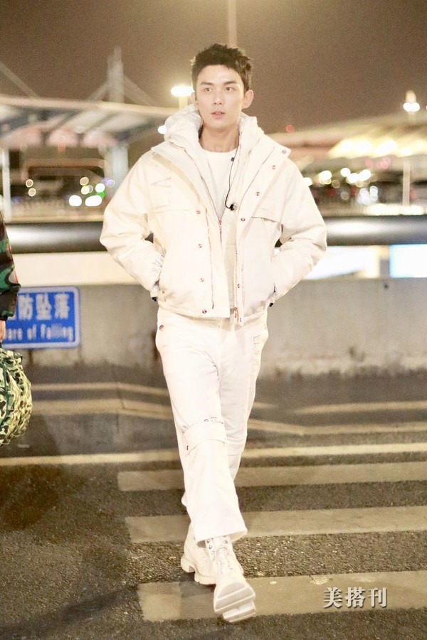 原创少年初长成吴磊一身白衣亮相机场留寸头发型气质超a