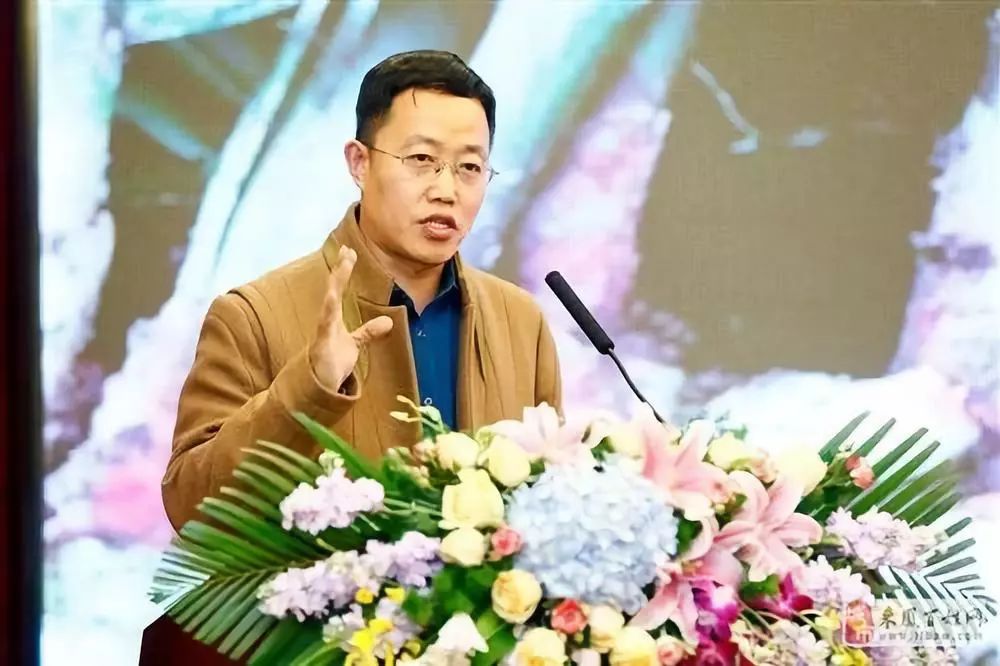 县人民政府副县长杜建斌同志介绍"来凤藤茶"基地建设情况